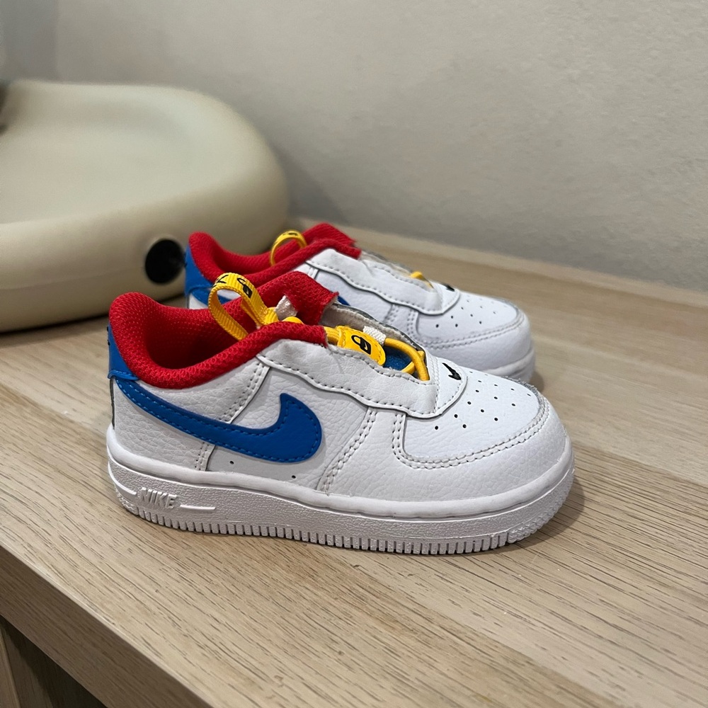 Nike White and Blue Sneakers Classic Low-Top Design